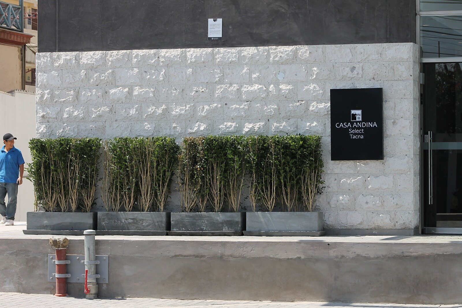 Jardineras decorativas junto a fachada, proyecto de Humus Real SAC