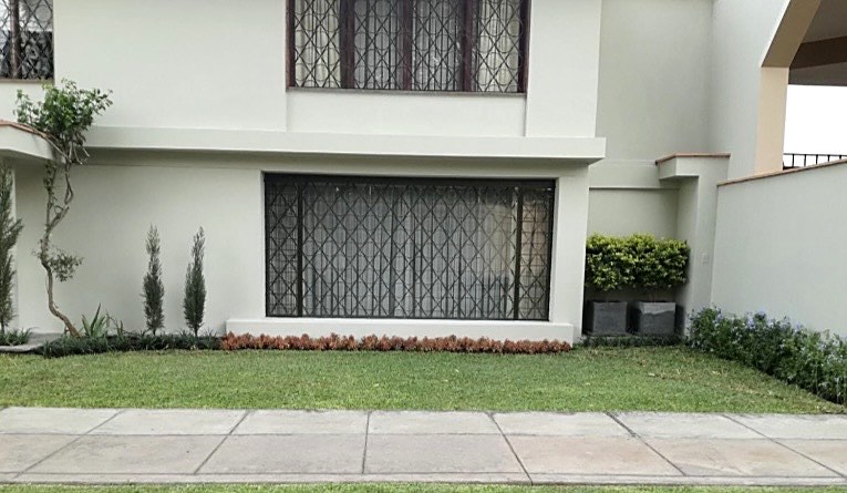 Jardinería de fachada con césped y arbustos