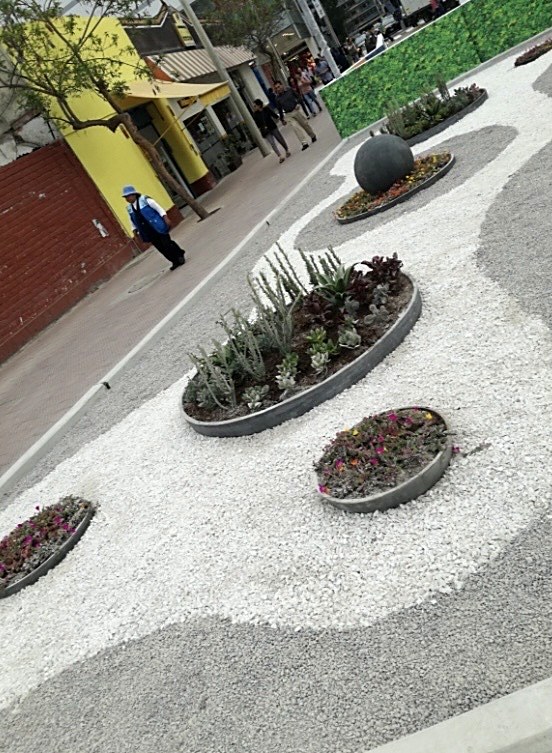 Jardineras decorativas de piedra en plaza pública