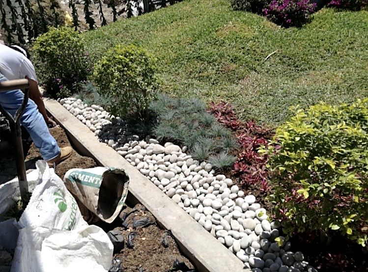 Colocación de piedra decorativa en borde de jardín